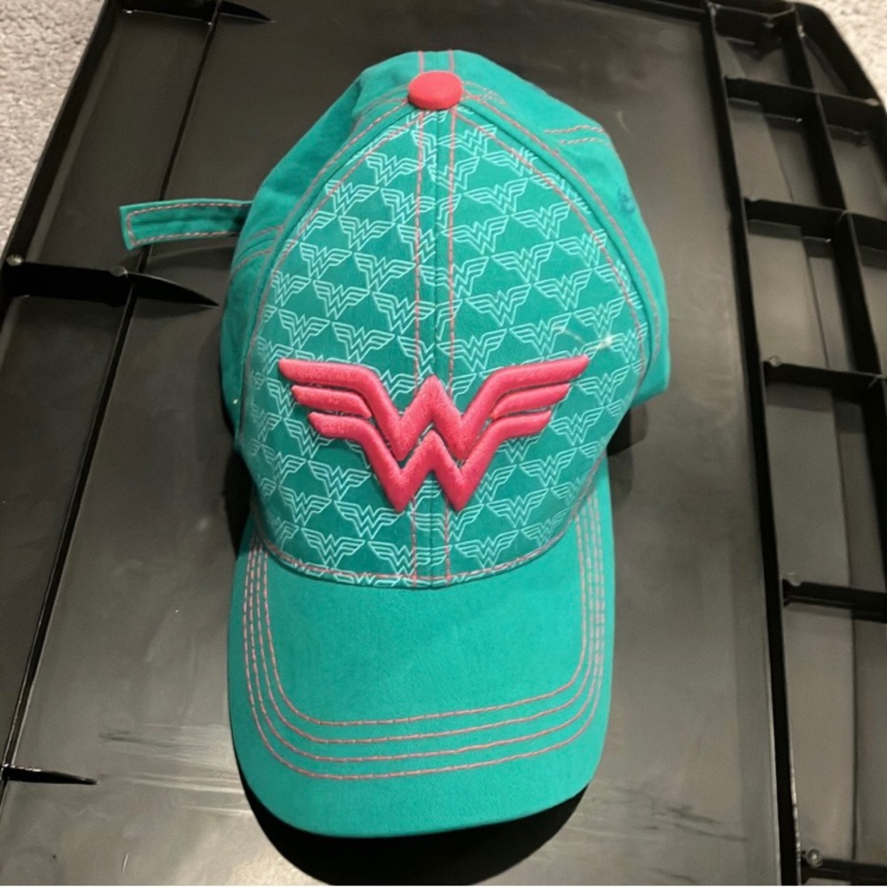 π΅ SOLD on MERCARI!! π΅ Wonder Woman Six Flags Hat - Picture 1 of 6